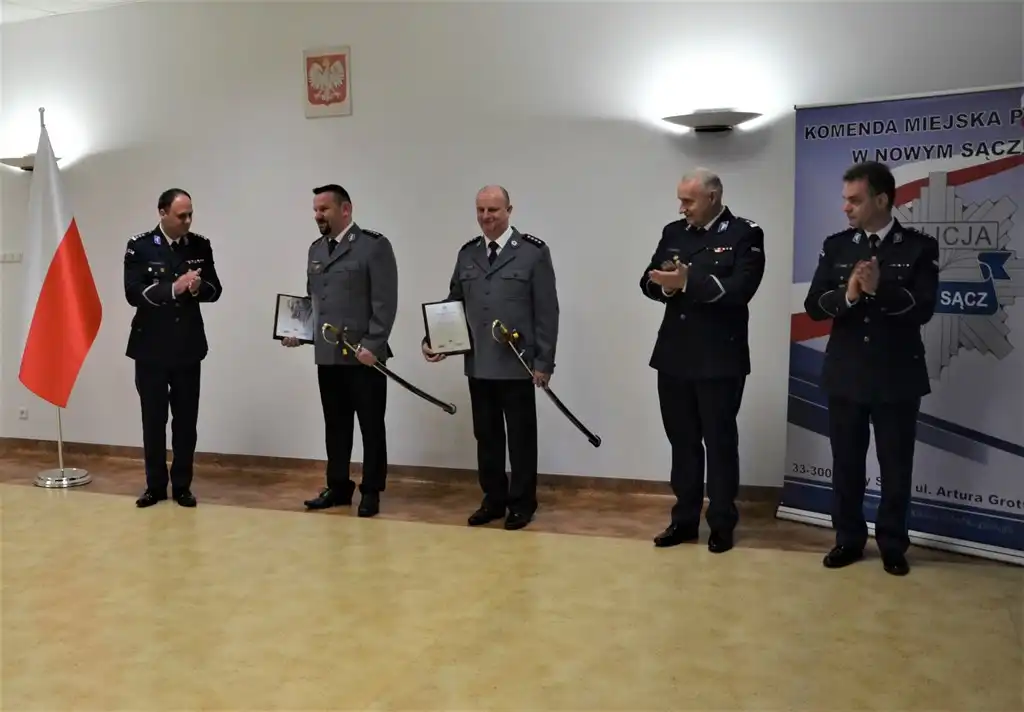 Naczelnik sądeckiej Drogówki i Komendant Komisariatu w Łososinie Dolnej uroczyście pożegnali się z mundurem