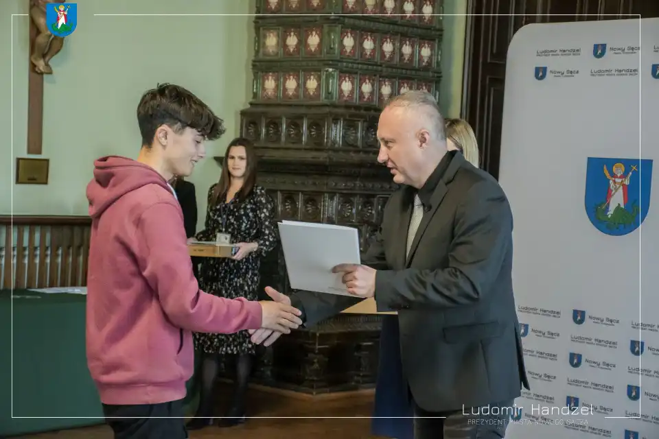 Nowy Sącz: Dzieci i młodzież otrzymały sprzęt komputerowy