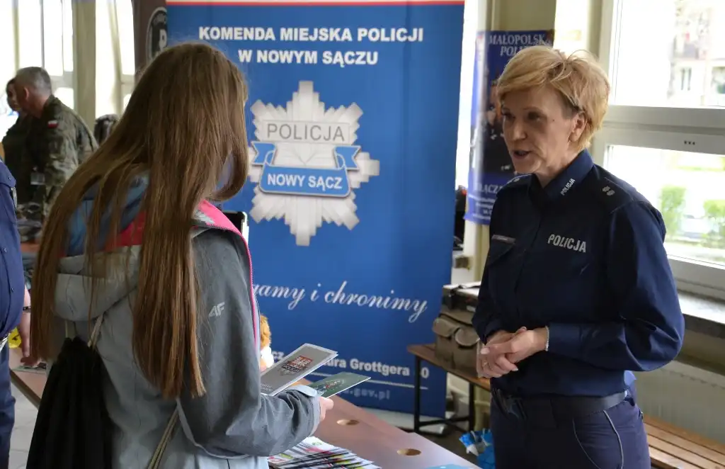 Sądeccy mundurowi opowiedzieli uczniom o zawodzie policjanta