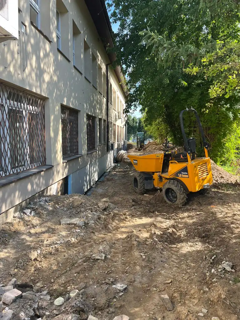 Gorlice: Trwa modernizacja budynku przy ul. Słonecznej 7