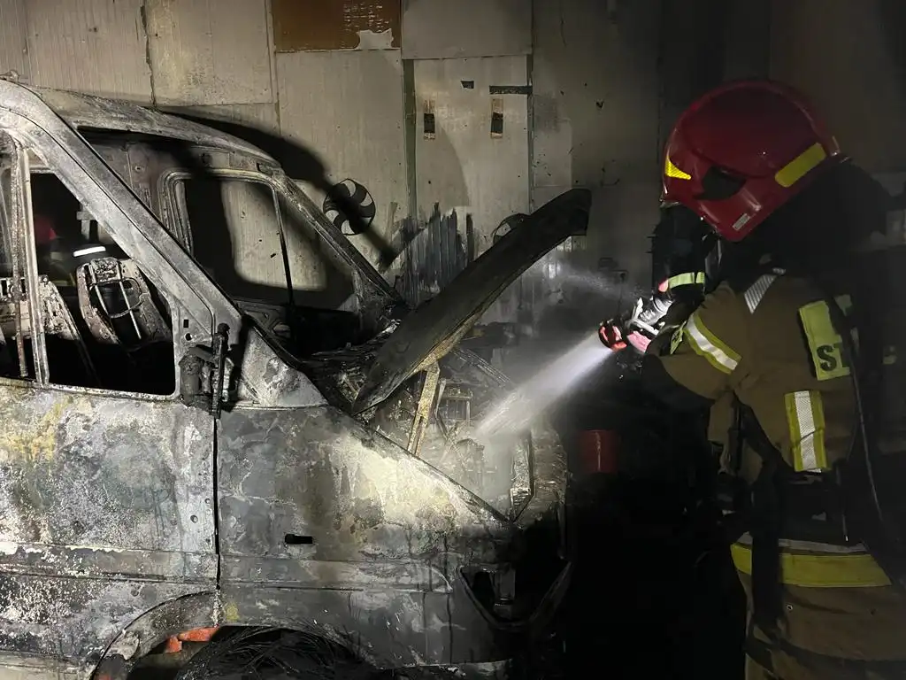 Trzetrzewina. Pożar w warsztacie samochodowym. Spłonął samochód