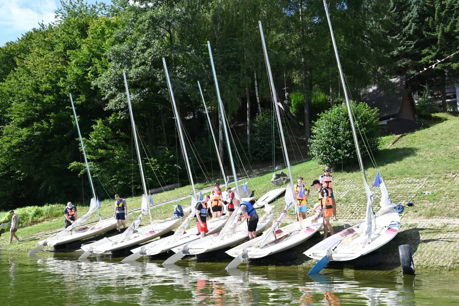 Studenci ANS ruszyli nad Jezioro Rożnowskie. Czekało na nich kilka sportowych wyzwań