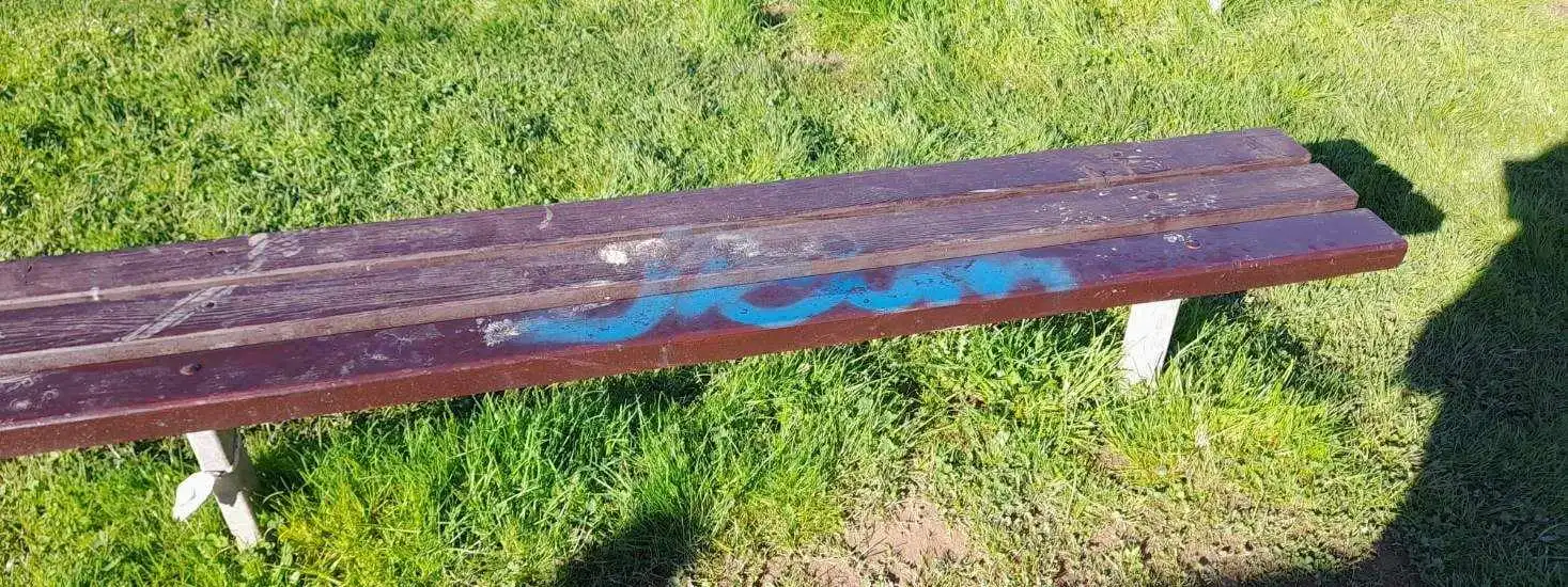 Zdewastowano plac zabaw przy ul. Metalowców. w Limanowej. Władze miasta proszą o pomoc w ujęciu sprawców