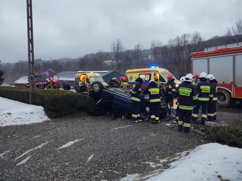 W Chomranicach dachował pojazd osobowy. Trzy osoby trafiły do szpitala