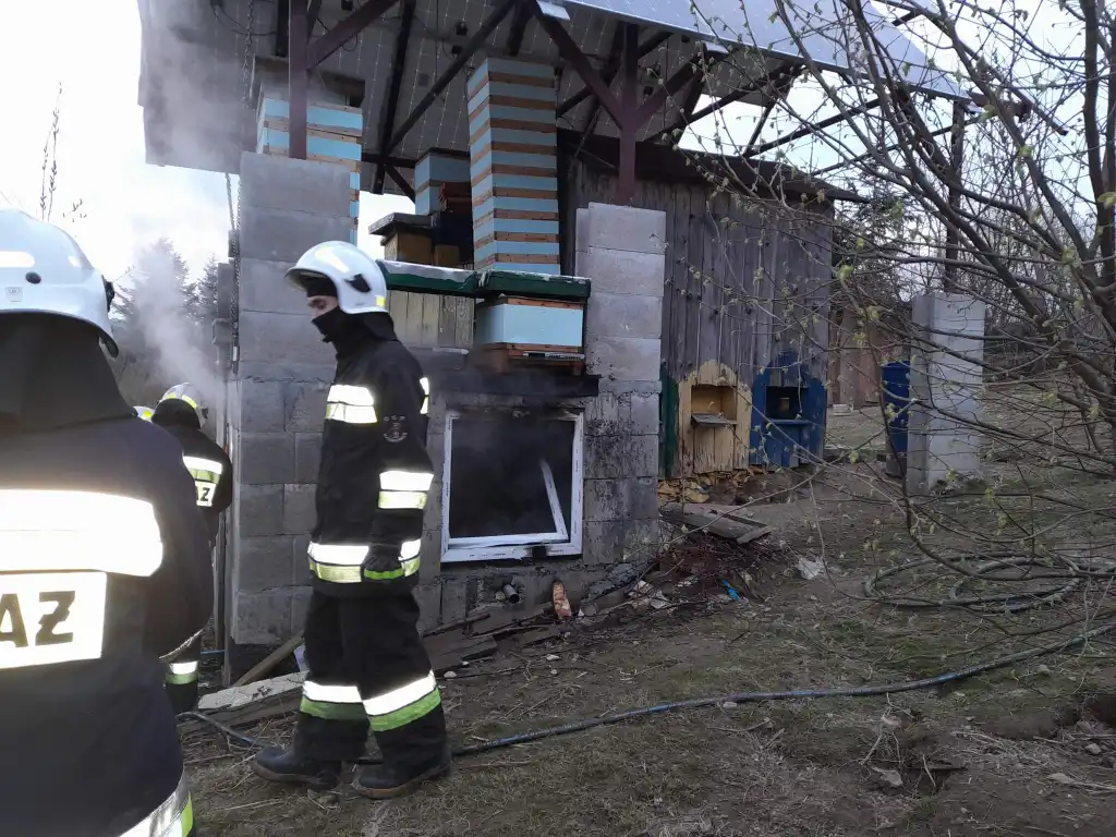 Pożar instalacji fotowoltaicznej na parterze budynku gospodarczego w Maszkowicach