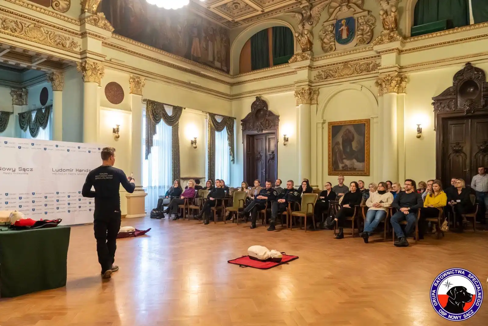 Ratowanie życia w praktyce. Szkolenie OSP Nowy Sącz dla pracowników miasta
