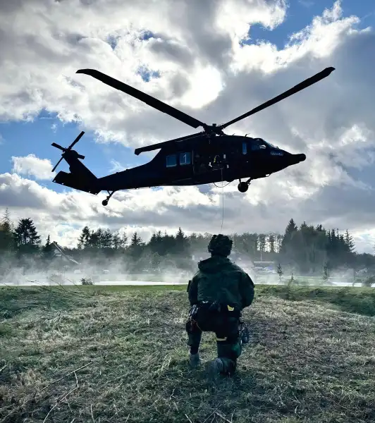 Desant i Fast Rope z powietrza. Wspólne szkolenie Straży Granicznej i JW GROM