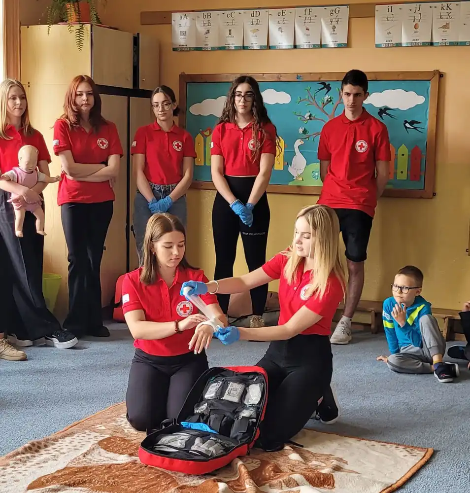 LO w Starym Sączu: Społeczni Instruktorzy Młodzieżowi PCK uczyli dzieci, jak ratować życie