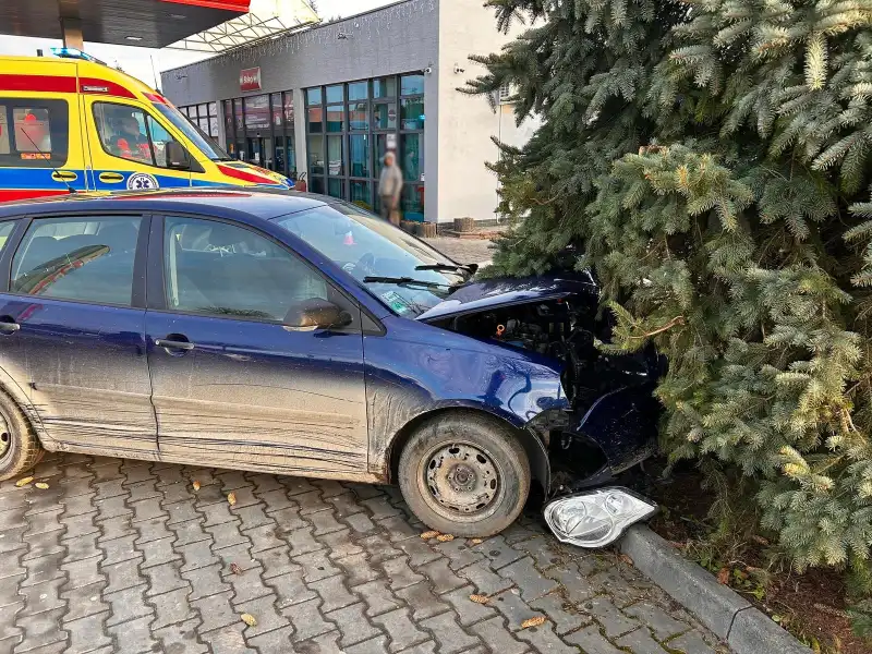 Kolizja na stacji benzynowej w Białej Niżnej