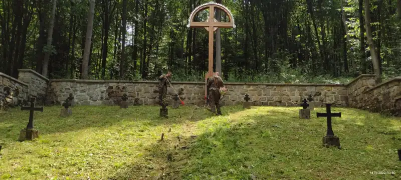 Funkcjonariusze KaOSG porządkowali cmentarze wojenne na ziemi gorlickiej