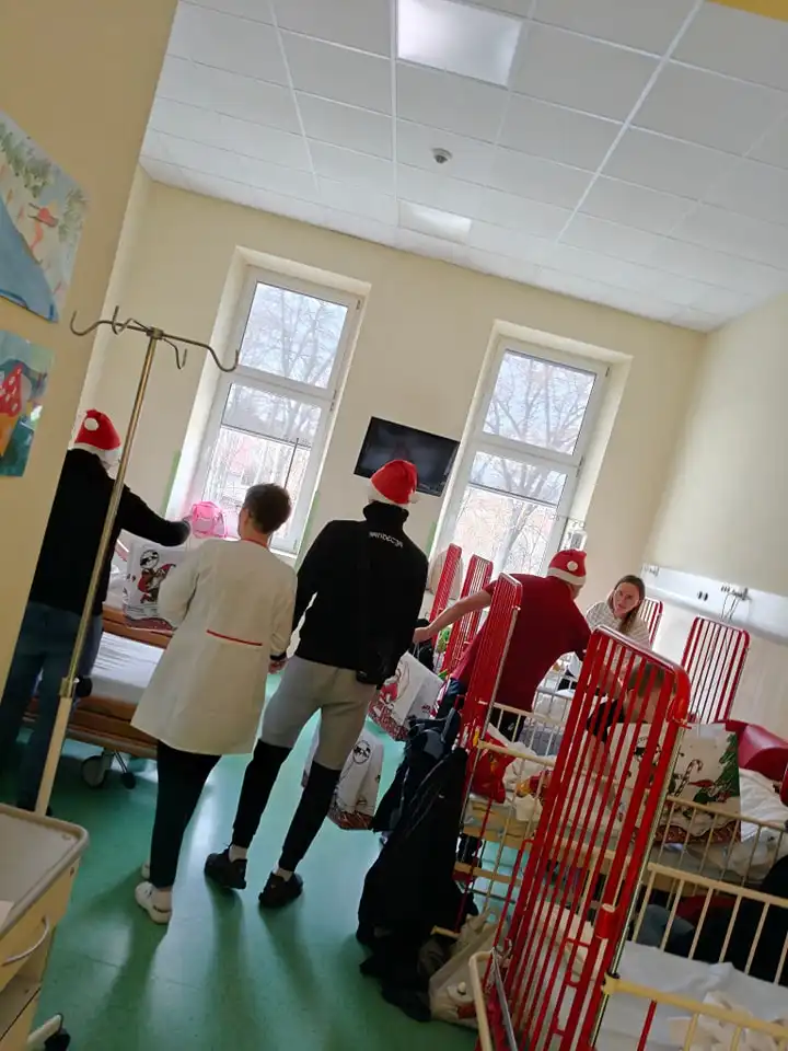Mikołajki pełne radości w nowosądeckim szpitalu. Kibice Razem Sandecja obdarowali dzieci prezentami