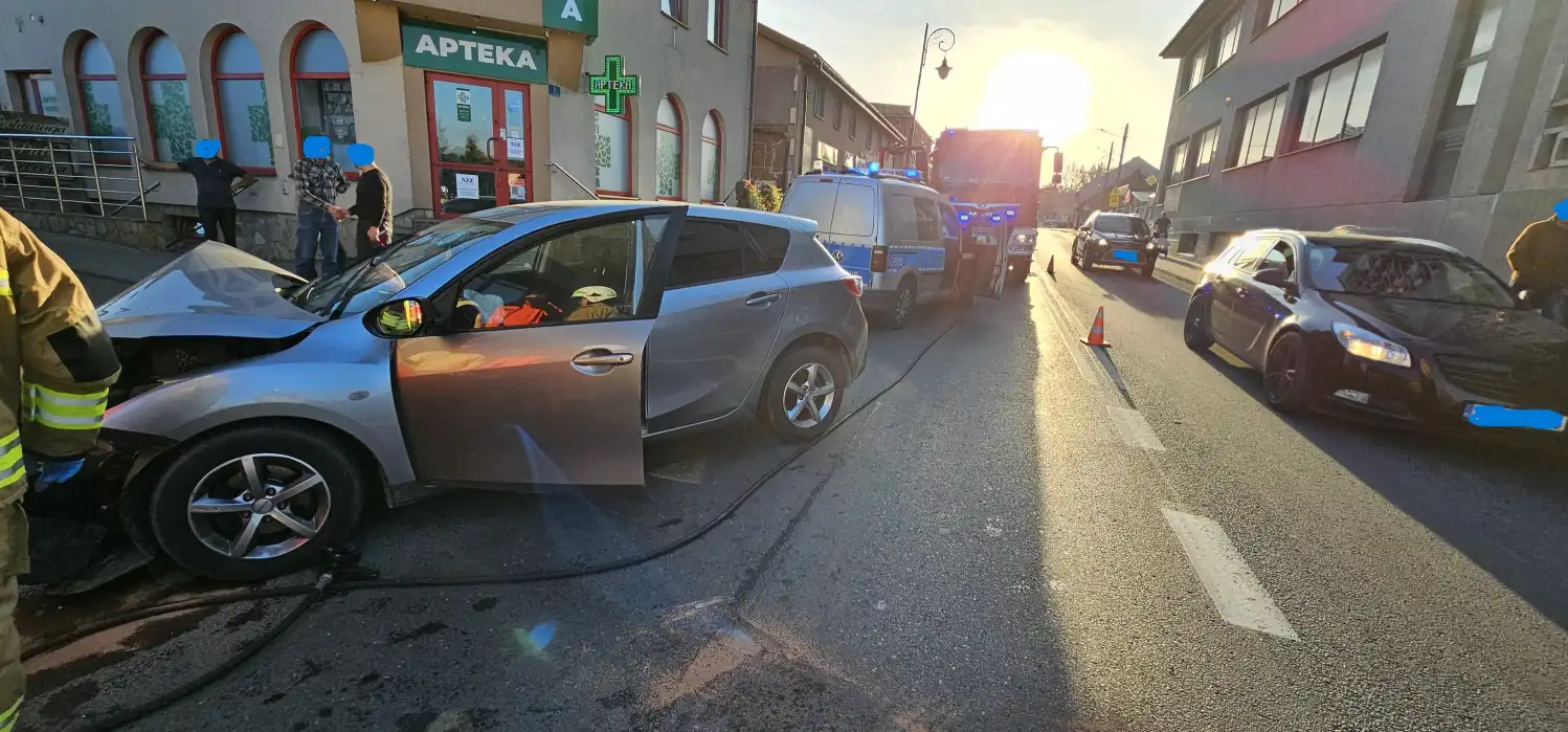 Wypadek na ul. Węgierskiej w Bobowej. Samochód uderzył w budynek