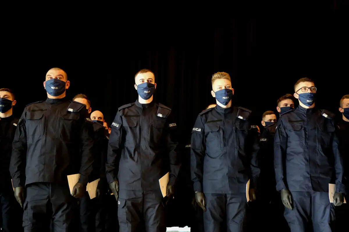 Szeregi małopolskiej Policji zasiliło 49 nowych funkcjonariuszy. Jeden z nich będzie pełnił służbę w Nowym Sączu