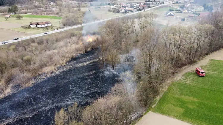 Na Sądecczyźnie płoną suche trawy