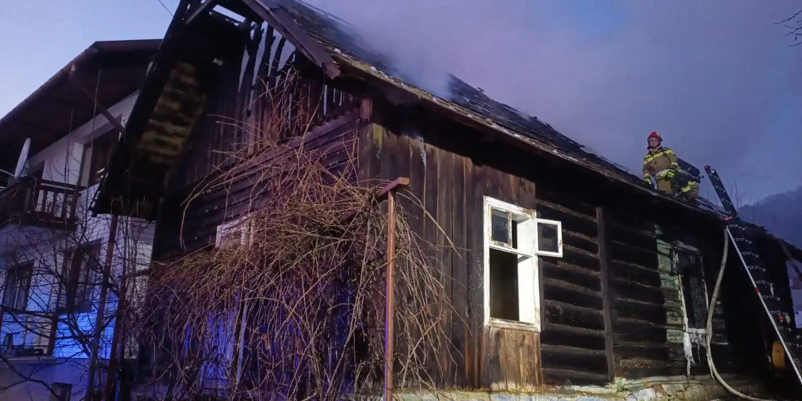 Głębokie. Groźny pożar drewnianego budynku, dwóch mężczyzn w szpitalu