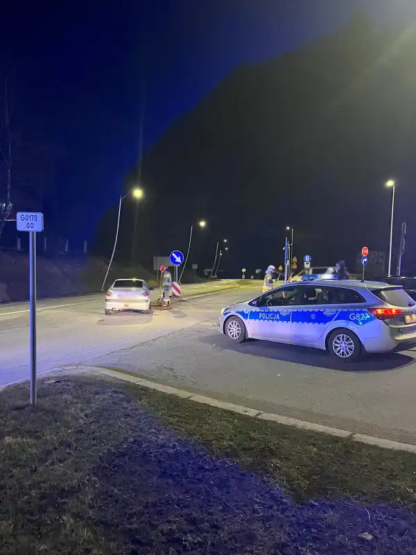 Kolizja na Krzyżówce. Zderzyły się dwa samochody osobowe