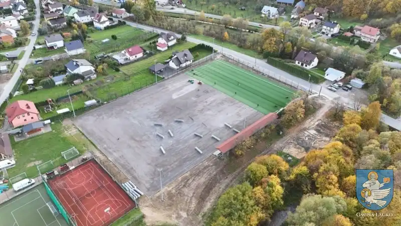 Dobiegają końca prace związane z modernizacją lokalnego boiska piłkarskiego “Zyndram” w Łącku