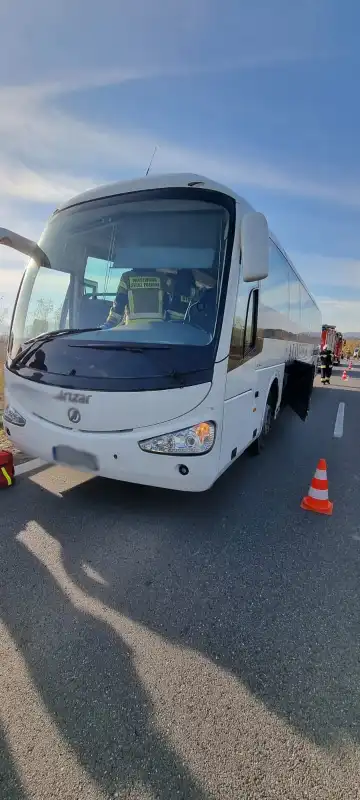 Wypadek w Podegrodziu. Osobówka zderzyła się z autobusem. Sześcioro dzieci zostało poszkodowanych