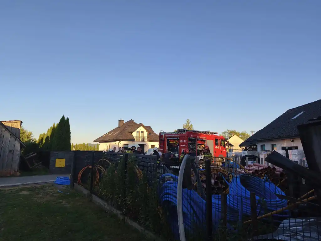 Pożar garażu w Bobowej. Druhowie walczyli z ogniem tuż przy zabudowaniach