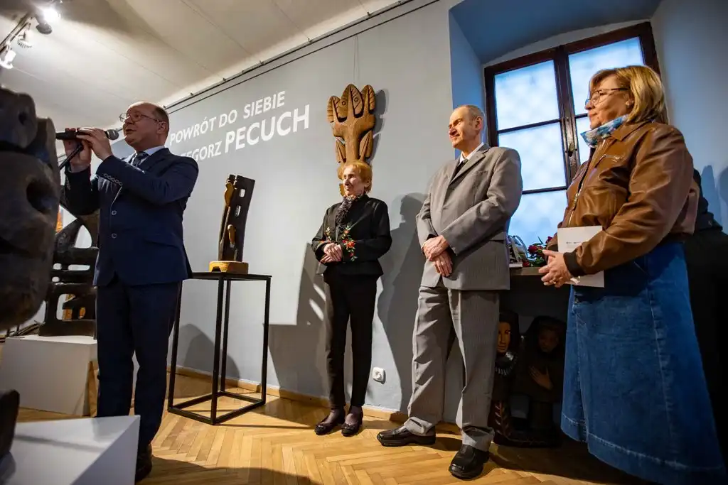 „Powrót do siebie”. Rzeźby Grzegorza Pecucha w Domu Gotyckim