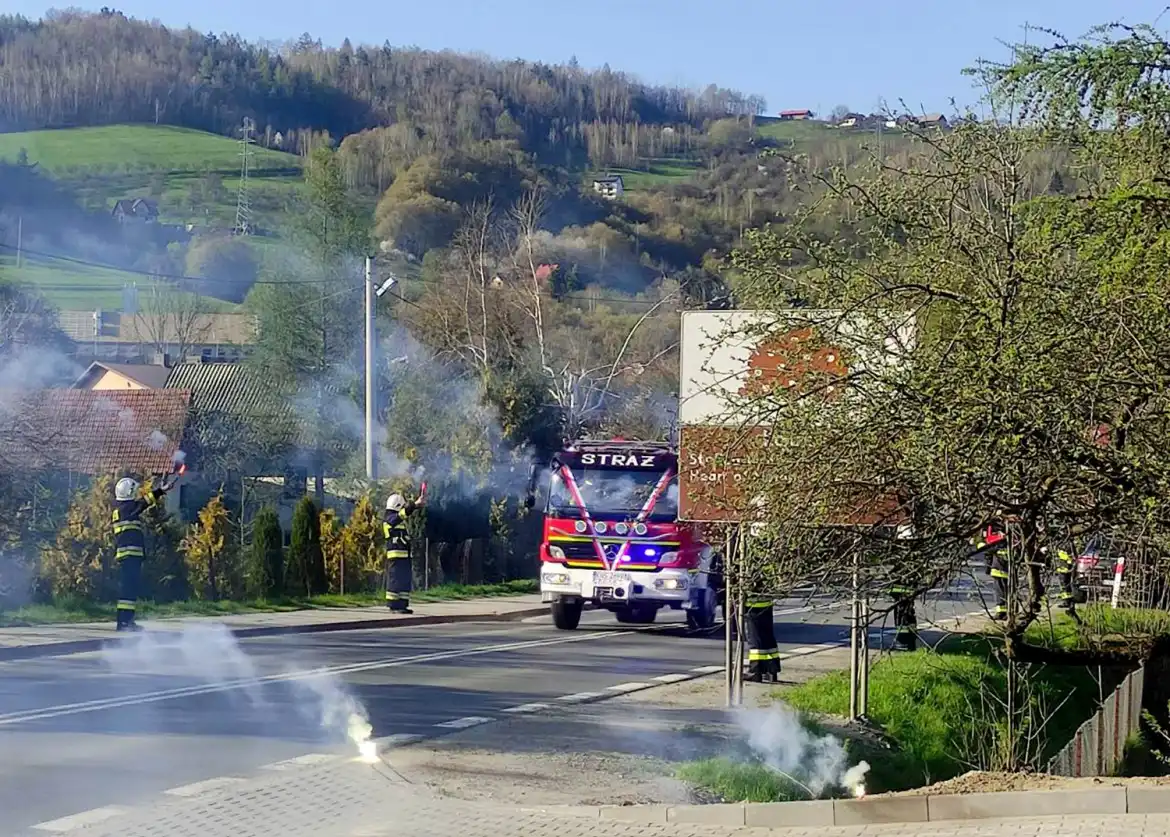 Ochotnicy z Zabrzeży z wozem strażackim i promesą od starosty