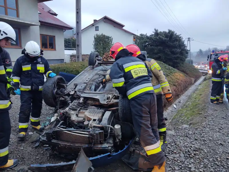 W Chomranicach dachował pojazd osobowy. Trzy osoby trafiły do szpitala