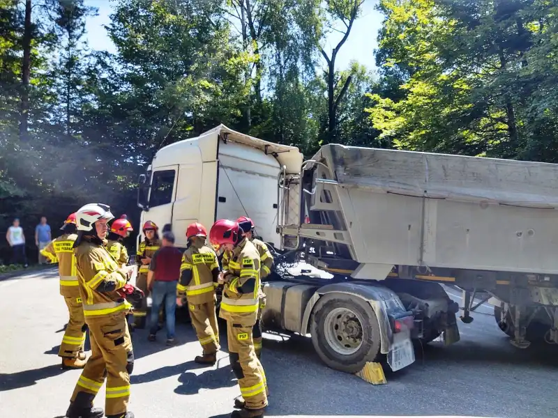 Bartkowa-Posadowa: ciężarówka tarasowała drogę na stromym wzniesieniu