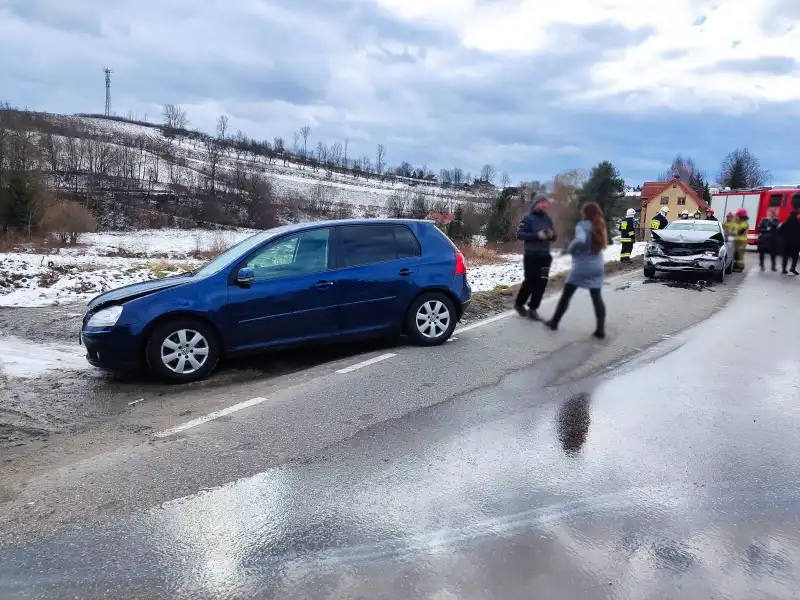 Korzenna: Zderzenie dwóch osobówek. Dwie osoby poszkodowane