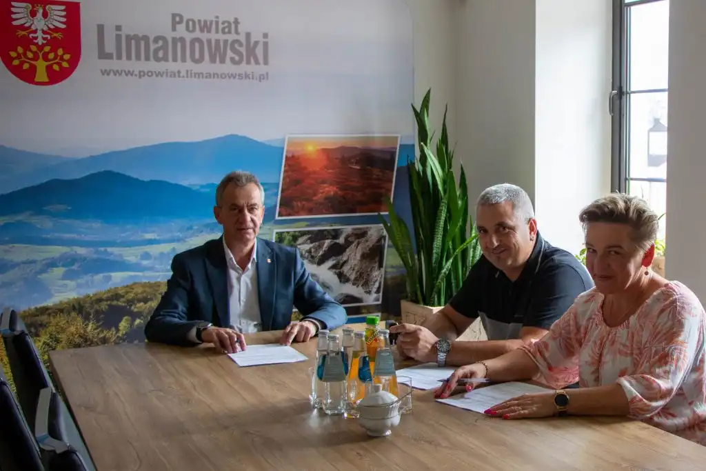 W Starostwie Powiatowym w Limanowej podpisano umowy na modernizację sal gimnastycznych w trzech szkołach ponadpodstawowych