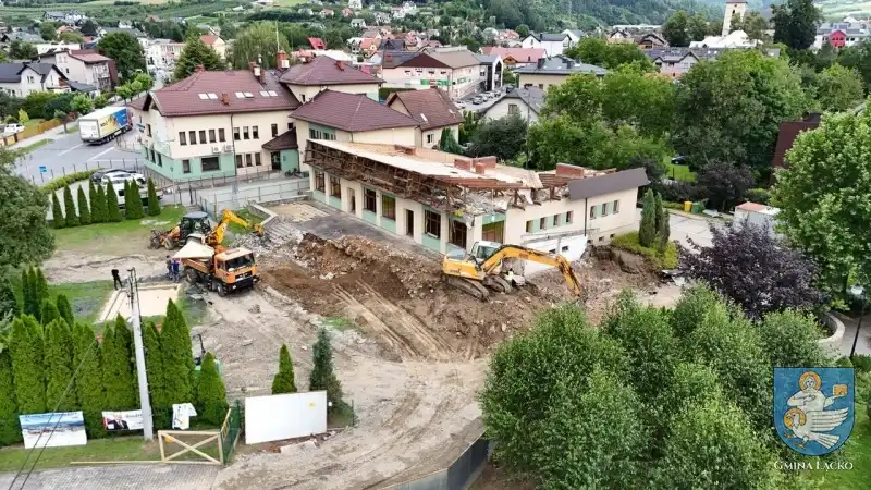 Stary budynek przedszkola samorządowego w Łącku po rozbiórce. W jego miejscu powstanie nowy obiekt