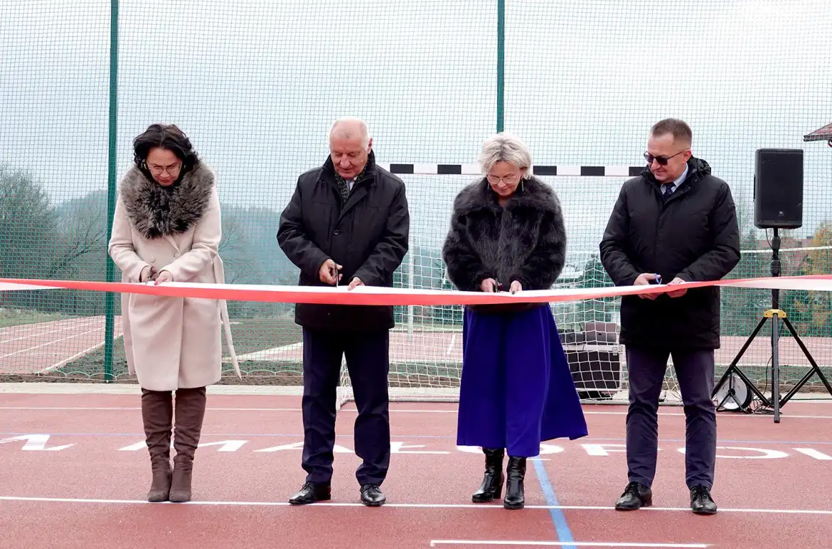 Przy ZSP w Krynicy-Zdroju powstał nowoczesny kompleks boisk i bieżni