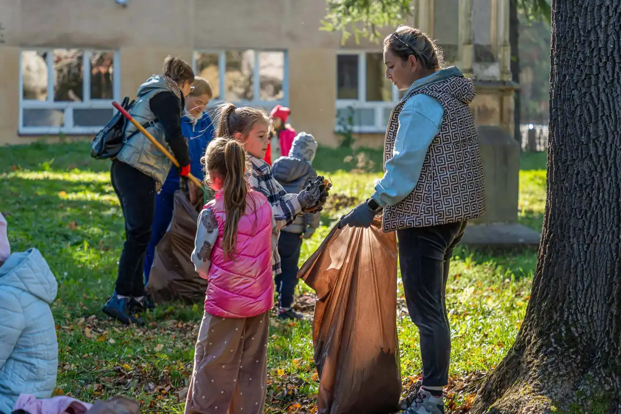 Stary Cmentarz w Nowym Sączu przygotowany na Wszystkich Świętych. Społeczna akcja sprzątania nekropolii