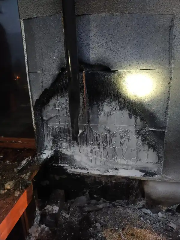 Tylicz. Pożar elewacji domu na ul. Pułaskiego. Na miejscu interweniowały trzy zastępy straży pożarnej