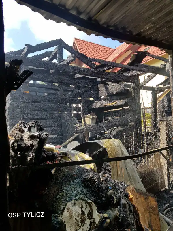 Pożar altany w Tyliczu. Zagrożony rozprzestrzenieniem ognia był dom