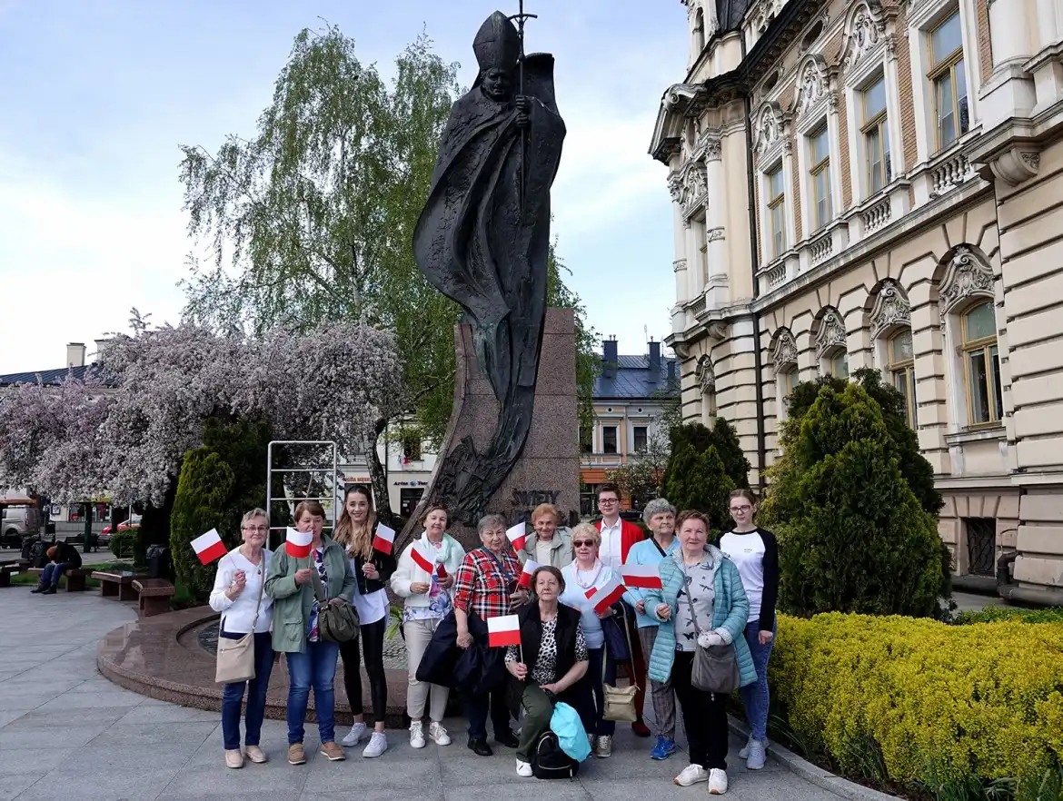 Rozdawali Flagi na święto Flagi