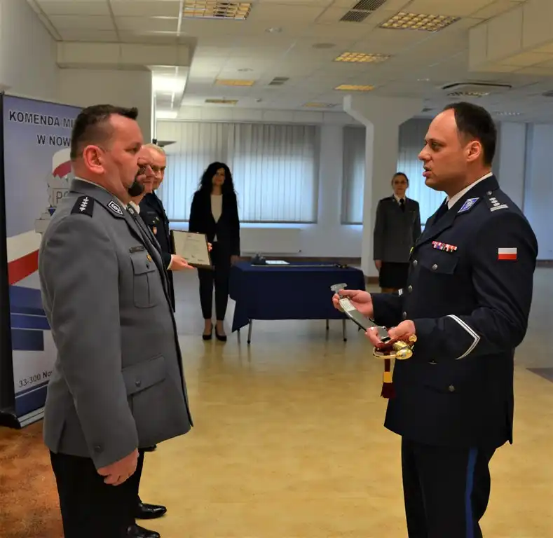 Naczelnik sądeckiej Drogówki i Komendant Komisariatu w Łososinie Dolnej uroczyście pożegnali się z mundurem