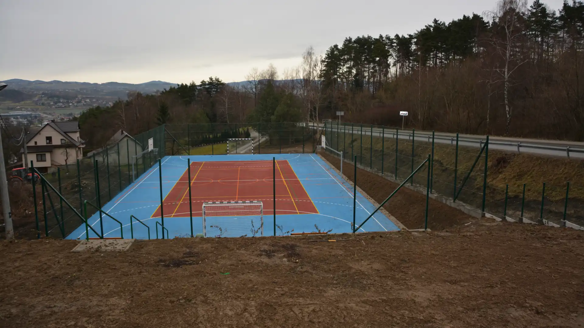 Zakończył się remont boiska przy szkole podstawowej w Rdziostowie