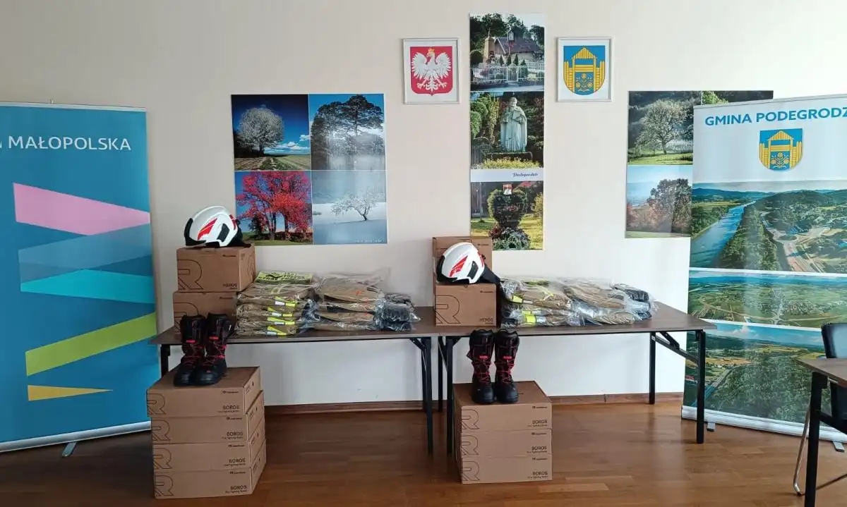 Wójt Gminy Podegrodzie przekazał OSP Podegrodzie i OSP Olszanka specjalistyczną odzież