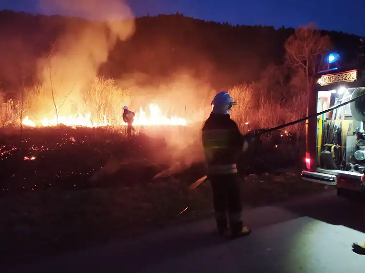 Na Sądecczyźnie płoną suche trawy