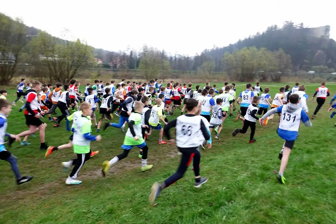 Mistrzostwa Powiatu w biegach przełajowych. W zawodach uczestniczyło blisko 800 dzieci ze szkół podstawowych i średnich z Sądecczyzny