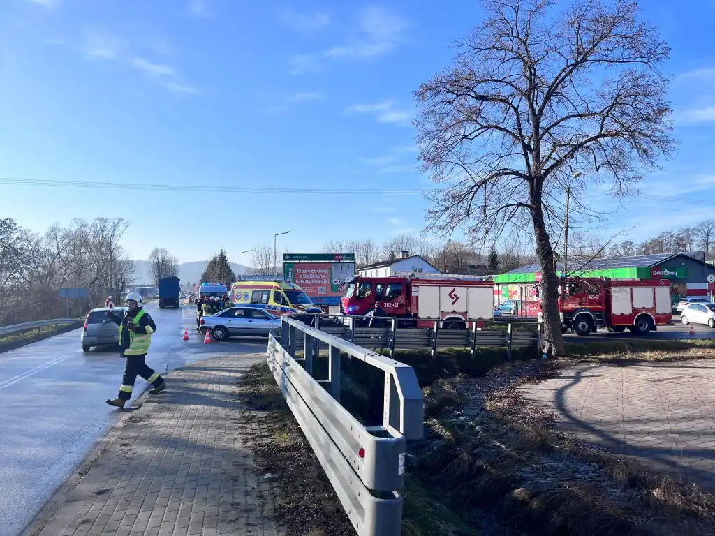 Wypadek drogowy w Siedliskach. Zderzenie dostawczaka z osobówką