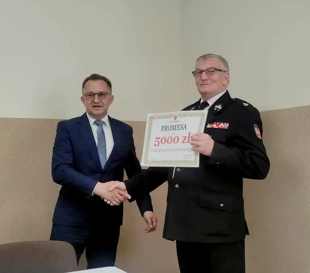 Ochotnicy z Zabrzeży z wozem strażackim i promesą od starosty