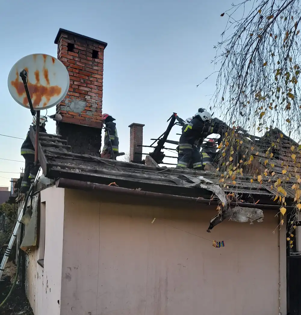 9 zastępów i 28 strażaków gasiło pożar budynku mieszkalnego w Barcicach