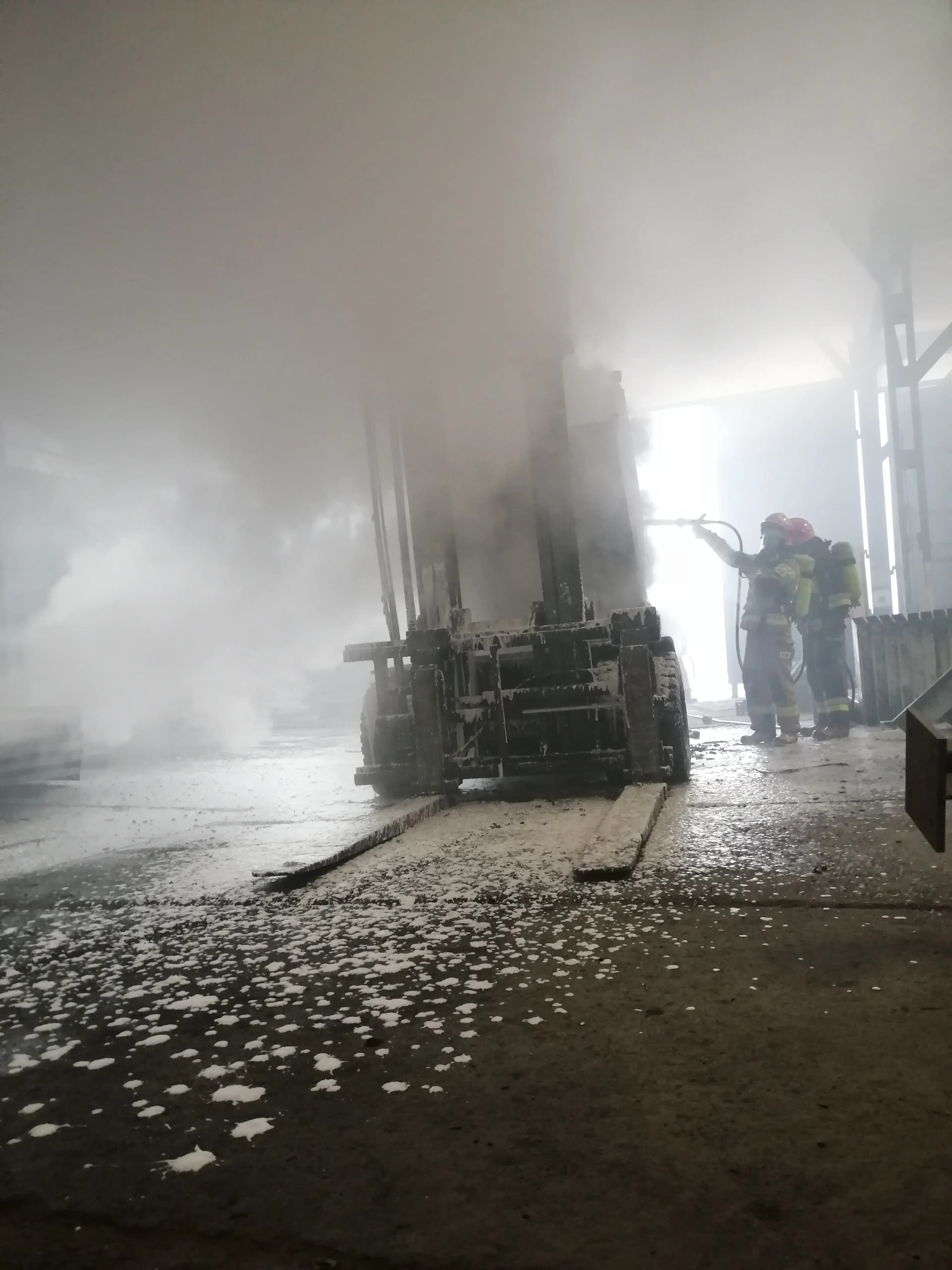 Nowy Sącz: Pożar w hali przy ul. Węgierskiej. Zapalił się wózek widłowy