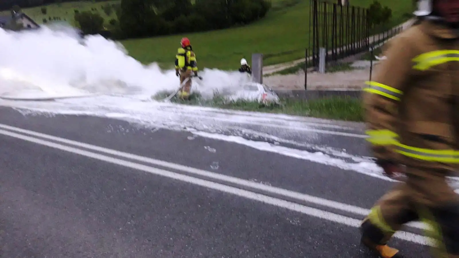 Wypadek w Nowej Wsi. Osobówka wypadła z drogi, uderzyła w przepust i się zapaliła