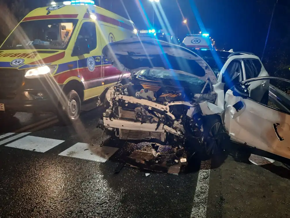 Wypadek w Grybowie. Cztery osoby poszkodowane. Jedna była zakleszczona w aucie
