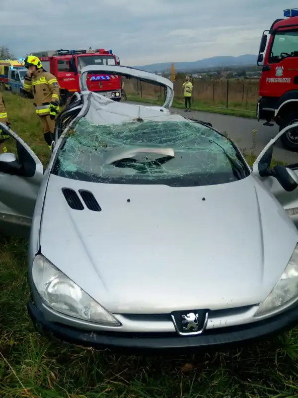 Wypadek w Gostwicy. Dachowała osobówka