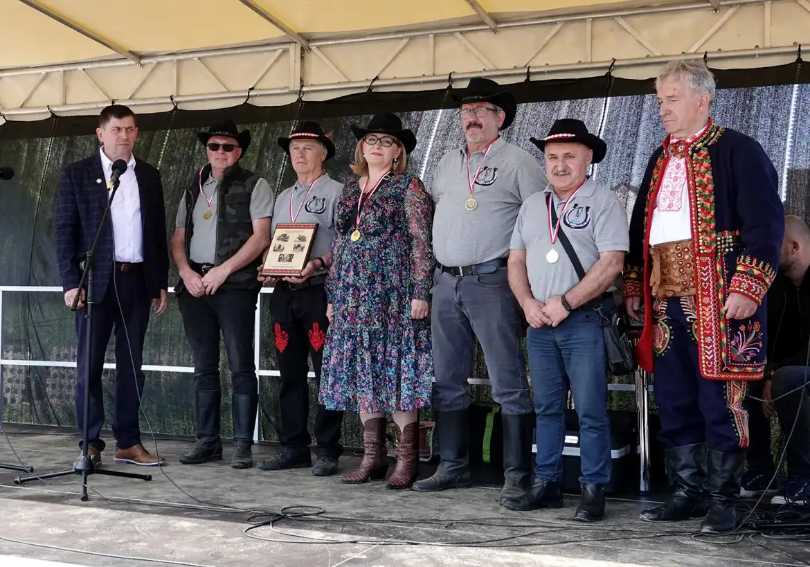 Patriotyczna uroczystość w Stadłach. Świętowano 15-lecie Stowarzyszenia LGD Partnerstwo dla Ziemi Sądeckiej