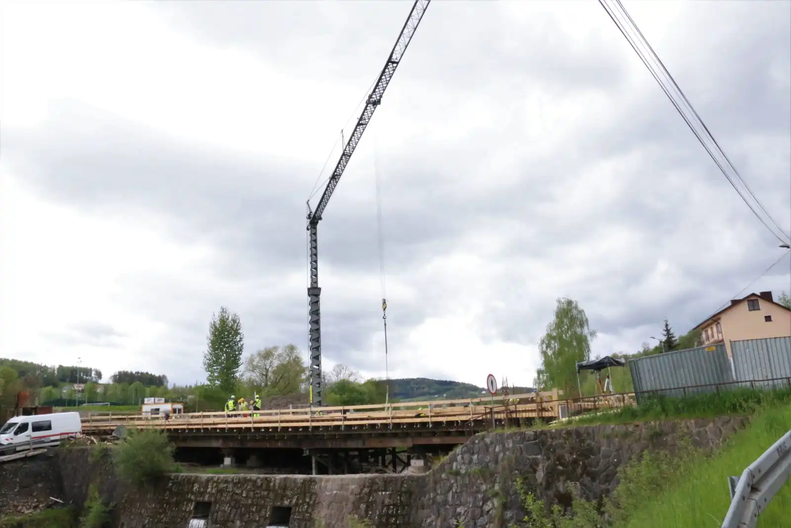 Limanowa: Postępują prace przy budowie mostu łączącego ulicę W. Sikorskiego z ul. J. Marka. Ponadto trwają remonty dróg