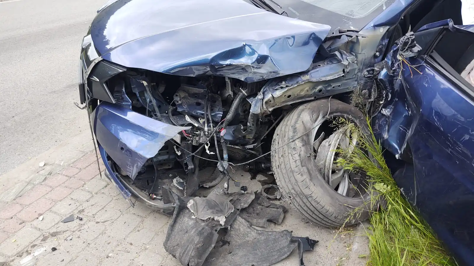 Wypadek w Jamnicy. Ciężarówka zderzyła się z osobówką. Jedna osoba trafiła do szpitala